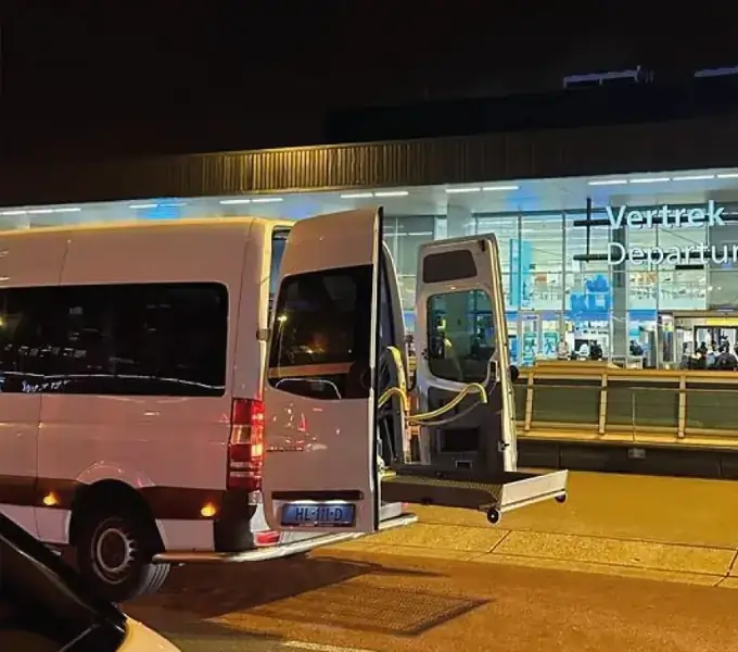 Rolstoelbus bij Schiphol voor reizigers uit Alkmaar